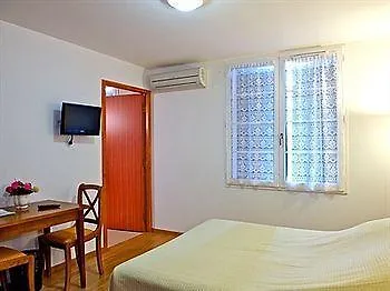 爱库伊尼亚酒店 2*